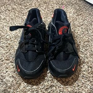 Nike Boys Black and Red Huaraches